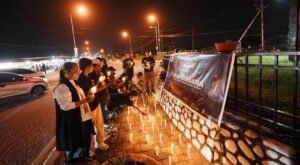 Aksi Lilin di Timika, Jurnalis Dorong Pencarian 5 Wartawan Hilang Terus Dilanjutkan