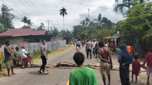 Heboh Isu Penculikan Anak, Warga Mioko Tutup Akses Jalan Logpon