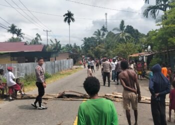 Heboh Isu Penculikan Anak, Warga Mioko Tutup Akses Jalan Logpon