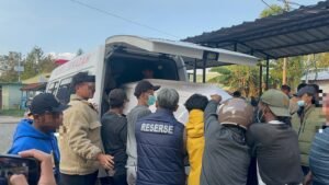 Sinergitas Satgas TNI/Polri Berhasil Evakuasi Jenazah Aris Sanda Korban KKB