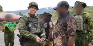 Pilih Jalan Damai, Empat Anggota OPM Puncak Jaya Serahkan Senjata kepada Pangkoops TNI Habema dan Kembali ke Masyarakat