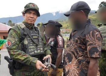 Pilih Jalan Damai, Empat Anggota OPM Puncak Jaya Serahkan Senjata kepada Pangkoops TNI Habema dan Kembali ke Masyarakat