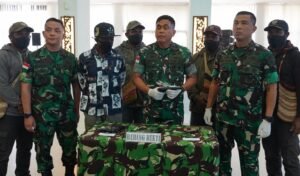 Lima Anggota Keluarga Eks OPM Kembali ke NKRI, Serahkan Tiga Senjata Api