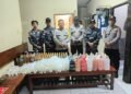 Polsek Pelabuhan Pomako dan Lanal Timika Amankan 233 Liter Sopi dari KM Sirimau
