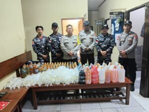 Polsek Pelabuhan Pomako dan Lanal Timika Amankan 233 Liter Sopi dari KM Sirimau