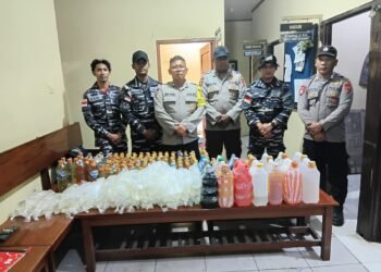 Polsek Pelabuhan Pomako dan Lanal Timika Amankan 233 Liter Sopi dari KM Sirimau