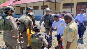 Gelar Bakti Sosial di Mewoluk, Satgas Damai Cartenz Dukung Semangat Belajar Pelajar Puncak Jaya