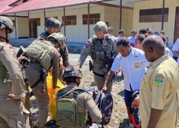 Gelar Bakti Sosial di Mewoluk, Satgas Damai Cartenz Dukung Semangat Belajar Pelajar Puncak Jaya