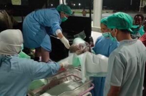 Polsek Kwamki Narama Evakuasi Ibu Hamil, Bayi Kedua Lahir Selamat di Mobil Patroli