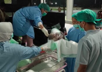 Polsek Kwamki Narama Evakuasi Ibu Hamil, Bayi Kedua Lahir Selamat di Mobil Patroli