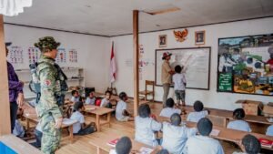 Pangkoops TNI Habema Kunjungi Tingginambut, Tekankan Pentingnya Kedamaian dan Pendidikan Anak