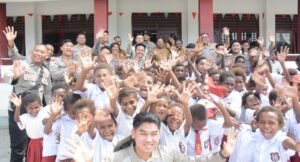 Satgas Damai Cartenz Bagikan Perlengkapan Sekolah di Timika untuk Masa Depan Papua