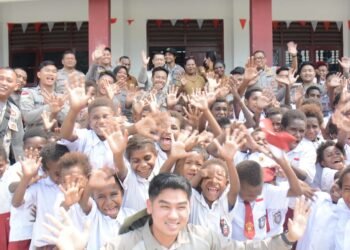 Satgas Damai Cartenz Bagikan Perlengkapan Sekolah di Timika untuk Masa Depan Papua