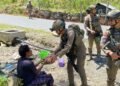 Patroli Humanis Satgas Damai Cartenz Sapa Warga dan Ajak Anak-Anak Bermain di Muara