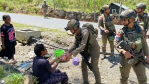Patroli Humanis Satgas Damai Cartenz Sapa Warga dan Ajak Anak-Anak Bermain di Muara