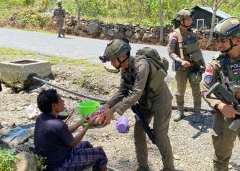 Patroli Humanis Satgas Damai Cartenz Sapa Warga dan Ajak Anak-Anak Bermain di Muara