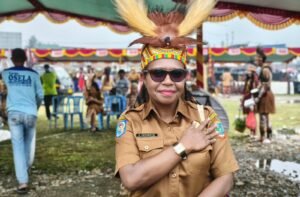 Disbudparekraf Mimika Klarifikasi Soal Warga Kamoro Tidur di Emperan Toko
