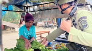 Patroli Humanis Damai Cartenz Sapa Pedagang di Pasar Oksibil