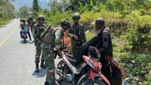 Patroli Humanis Satgas TNI/Polri Sapa Warga Distrik Muara Puncak Jaya