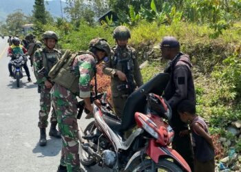 Patroli Humanis Satgas TNI/Polri Sapa Warga Distrik Muara Puncak Jaya
