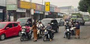Bappeda Mimika Bagikan 5.000 Masker, Warga Diimbau Waspadai Bahaya Kabut Asap