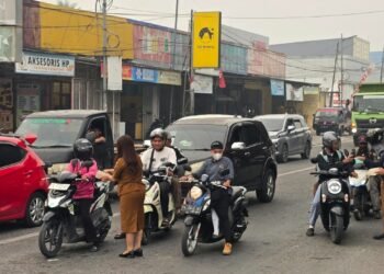 Bappeda Mimika Bagikan 5.000 Masker, Warga Diimbau Waspadai Bahaya Kabut Asap