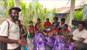 Terima Bantuan Sembako dari Pemerintah, Nikolaus Alome Ajak Masyarakat Jaga Keamanan