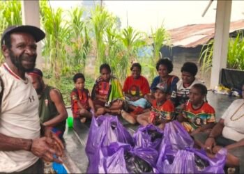 Terima Bantuan Sembako dari Pemerintah, Nikolaus Alome Ajak Masyarakat Jaga Keamanan