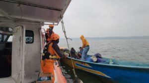 Asap Pekat, Long Boat Berpenumpang Tujuh Orang Hilang Arah di Perairan Timika