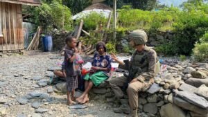 Patroli Humanis di Karubate, Satgas Damai Cartenz Sapa Warga dan Berbagi dengan Anak-anak