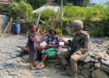 Patroli Humanis di Karubate, Satgas Damai Cartenz Sapa Warga dan Berbagi dengan Anak-anak