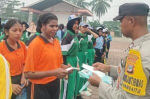 Bhabinkamtibmas Bagikan 200 Masker kepada Calon Paskibraka Mimika 2027