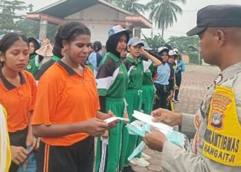 Bhabinkamtibmas Bagikan 200 Masker kepada Calon Paskibraka Mimika 2027