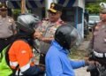 Kapolda Papua Tengah Pantau Strong Point di Timika, Bagikan Tiga Helm Gratis kepada Pengendara