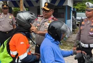 Kapolda Papua Tengah Pantau Strong Point di Timika, Bagikan Tiga Helm Gratis kepada Pengendara