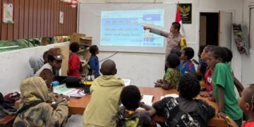 Polsek Tembagapura Bantu 28 Anak Belajar di Honai, Tanamkan Literasi dan Cinta Tanah Air
