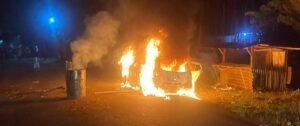 Mobil Aparat Dibakar Massa di Kwamki Lama, Kapolres dan Danyon Brimob Turun ke Lokasi